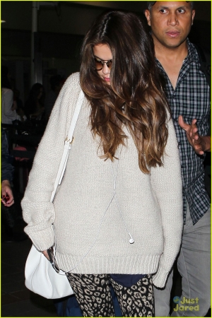 selena-gomez-back-in-los-angeles-after-press-tour-02.jpg