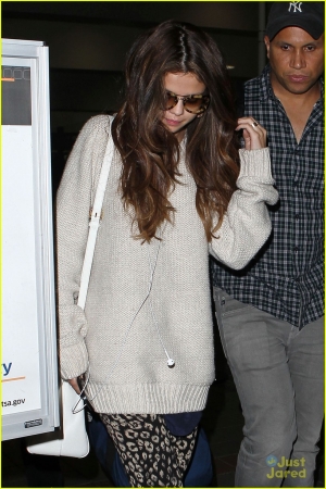 selena-gomez-back-in-los-angeles-after-press-tour-04.jpg