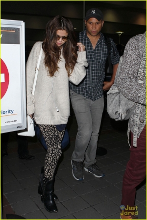 selena-gomez-back-in-los-angeles-after-press-tour-05.jpg