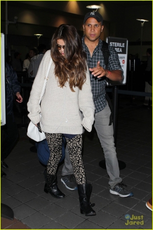 selena-gomez-back-in-los-angeles-after-press-tour-08.jpg