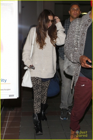 selena-gomez-back-in-los-angeles-after-press-tour-10.jpg
