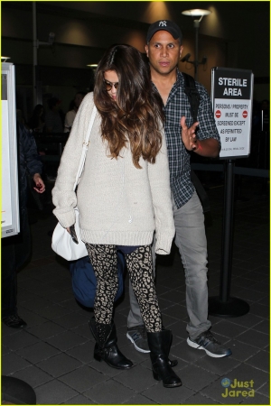 selena-gomez-back-in-los-angeles-after-press-tour-11.jpg