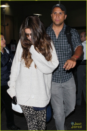 selena-gomez-back-in-los-angeles-after-press-tour-12.jpg