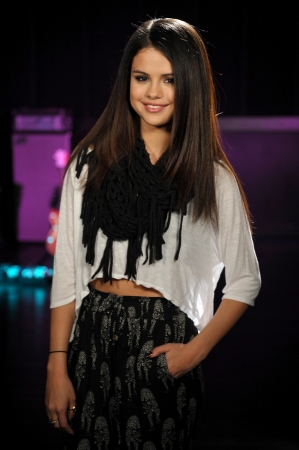 Selena-Gomez-MTV-Movie-Awards-rehearsals-28229-04132013055727000000.jpg