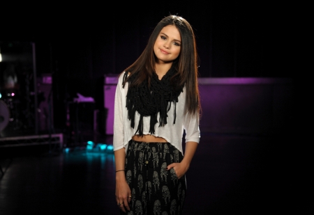 Selena-Gomez-MTV-Movie-Awards-rehearsals-28329-04132013055740000000.jpg