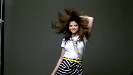 Selena_Gomez_-_Falling_Down_28Official_Video29_HD_282.jpg