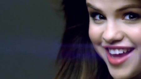 Selena_Gomez_-_Falling_Down_28Official_Video29_HD_288.jpg