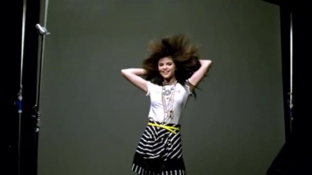 Selena_Gomez_-_Falling_Down_28Official_Video29_HD_300.jpg
