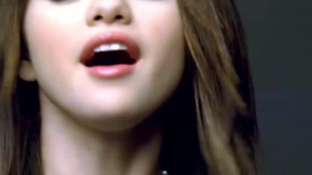 Selena_Gomez_-_Falling_Down_28Official_Video29_HD_322.jpg