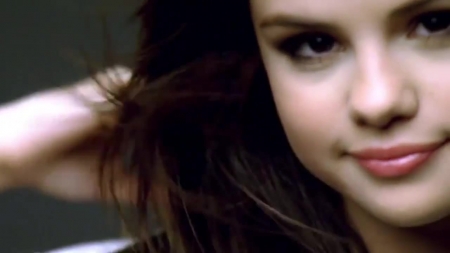 Selena_Gomez_-_Falling_Down_28Official_Video29_HD_331.jpg