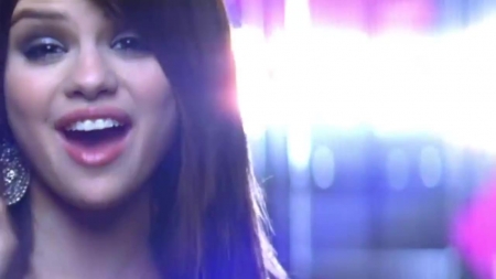 Selena_Gomez_-_Falling_Down_28Official_Video29_HD_360.jpg