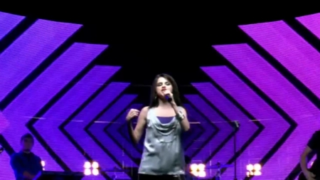 Selena_Gomez_-_Falling_Down_28Official_Video29_HD_375.jpg