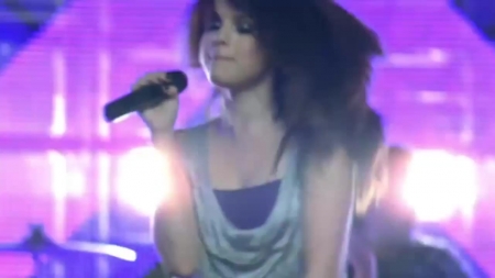Selena_Gomez_-_Falling_Down_28Official_Video29_HD_390.jpg