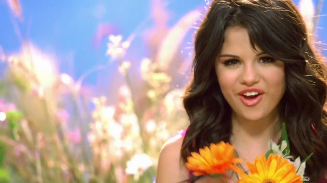 Selena_Gomez_-_Fly_to_Your_Heart_-_YouTube_28720p29_mp40100.png