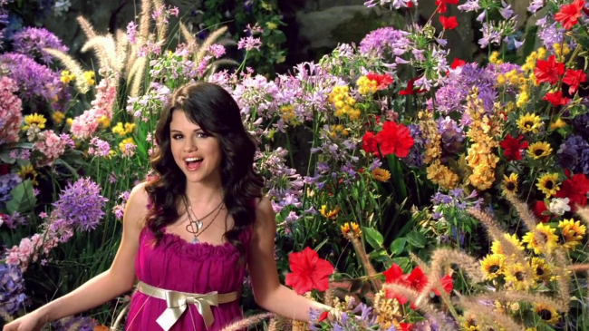 Selena_Gomez_-_Fly_to_Your_Heart_-_YouTube_28720p29_mp40111.png