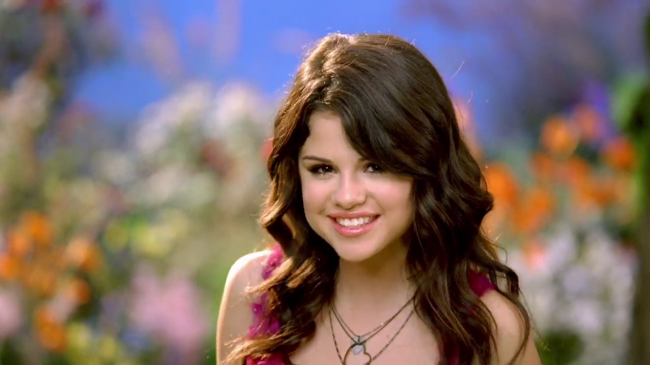 Selena_Gomez_-_Fly_to_Your_Heart_-_YouTube_28720p29_mp40140.png