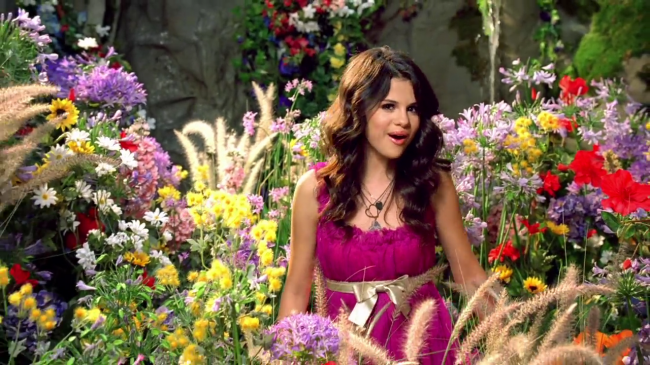 Selena_Gomez_-_Fly_to_Your_Heart_-_YouTube_28720p29_mp40154.png