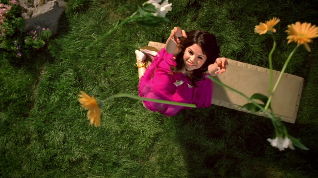 Selena_Gomez_-_Fly_to_Your_Heart_-_YouTube_28720p29_mp40167.png
