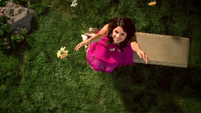 Selena_Gomez_-_Fly_to_Your_Heart_-_YouTube_28720p29_mp40170.png