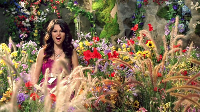 Selena_Gomez_-_Fly_to_Your_Heart_-_YouTube_28720p29_mp40218.png