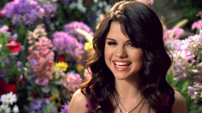 Selena_Gomez_-_Fly_to_Your_Heart_-_YouTube_28720p29_mp40222.png
