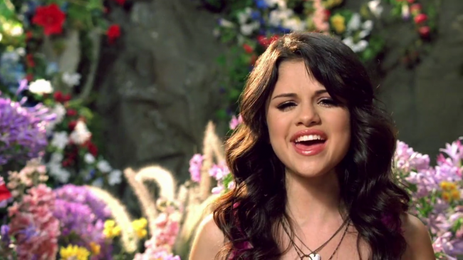 Selena_Gomez_-_Fly_to_Your_Heart_-_YouTube_28720p29_mp40247.png