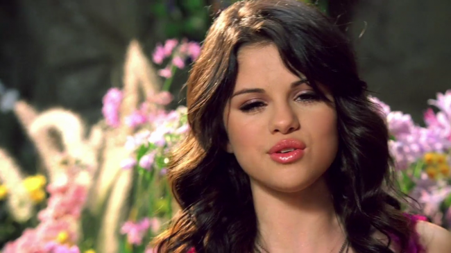 Selena_Gomez_-_Fly_to_Your_Heart_-_YouTube_28720p29_mp40259.png