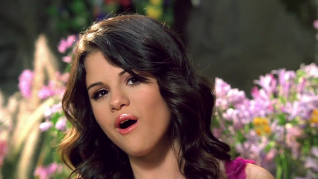 Selena_Gomez_-_Fly_to_Your_Heart_-_YouTube_28720p29_mp40261.png