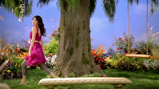 Selena_Gomez_-_Fly_to_Your_Heart_-_YouTube_28720p29_mp40271.png