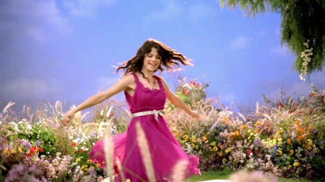 Selena_Gomez_-_Fly_to_Your_Heart_-_YouTube_28720p29_mp40296.png
