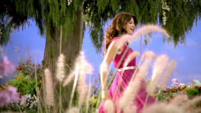 Selena_Gomez_-_Fly_to_Your_Heart_-_YouTube_28720p29_mp40298.png