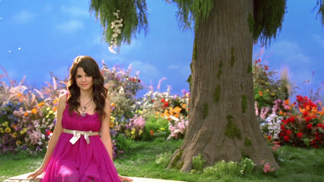 Selena_Gomez_-_Fly_to_Your_Heart_-_YouTube_28720p29_mp40317.png