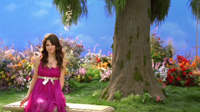 Selena_Gomez_-_Fly_to_Your_Heart_-_YouTube_28720p29_mp40318.png