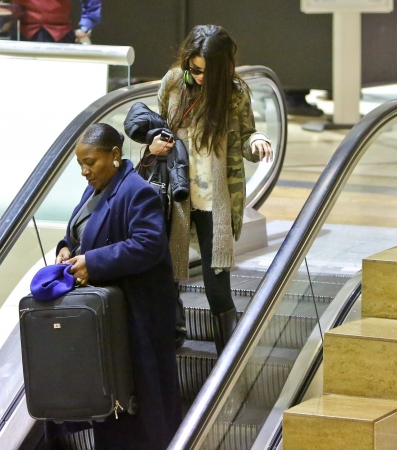 Selena_Gomez_arriving_at_LAX_Airport_010513_08.jpg