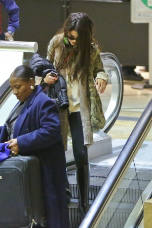 Selena_Gomez_arriving_at_LAX_Airport_010513_09.jpg