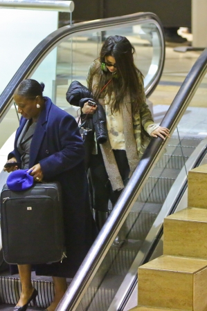 Selena_Gomez_arriving_at_LAX_Airport_010513_10.jpg