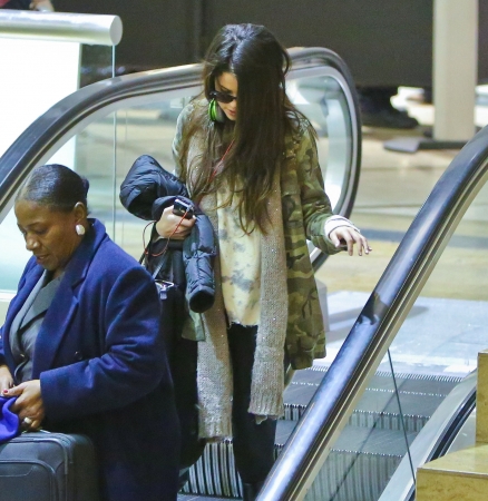 Selena_Gomez_arriving_at_LAX_Airport_010513_13.jpg