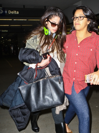 Selena_Gomez_arriving_at_LAX_Airport_010513_21.jpg