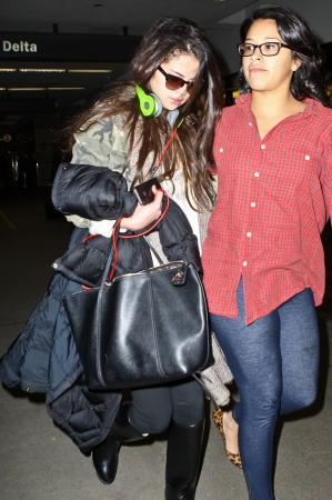 Selena_Gomez_arriving_at_LAX_Airport_010513_22.jpg