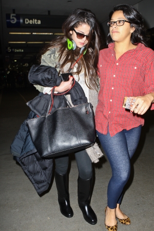 Selena_Gomez_arriving_at_LAX_Airport_010513_23.jpg