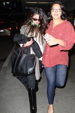 Selena_Gomez_arriving_at_LAX_Airport_010513_25.jpg