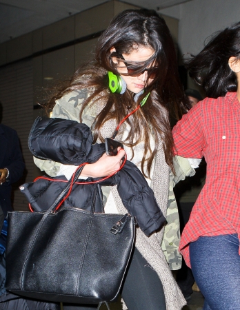 Selena_Gomez_arriving_at_LAX_Airport_010513_26.jpg
