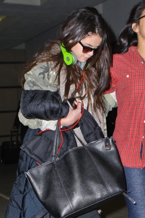 Selena_Gomez_arriving_at_LAX_Airport_010513_27.jpg