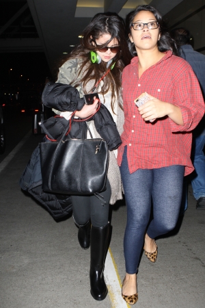 Selena_Gomez_arriving_at_LAX_Airport_010513_36.jpg