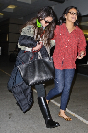 Selena_Gomez_arriving_at_LAX_Airport_010513_39.jpg