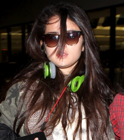 Selena_Gomez_arriving_at_LAX_Airport_010513_40.jpg
