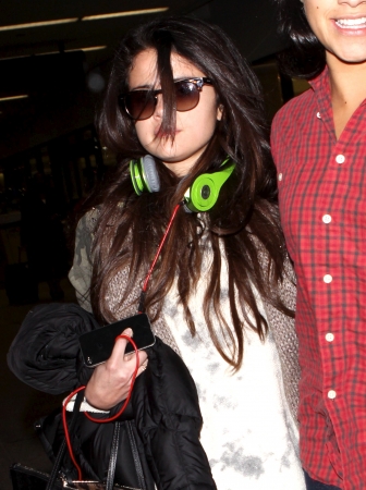 Selena_Gomez_arriving_at_LAX_Airport_010513_43.jpg
