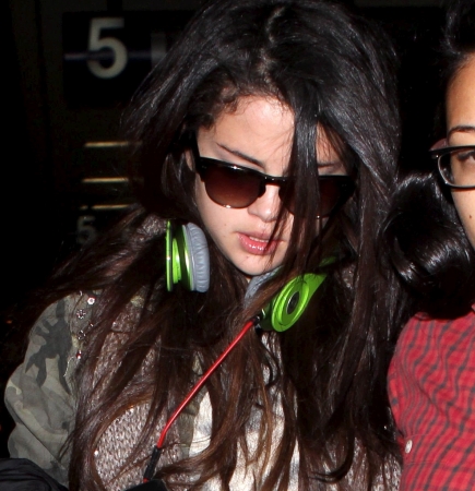Selena_Gomez_arriving_at_LAX_Airport_010513_44.jpg
