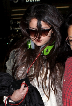 Selena_Gomez_arriving_at_LAX_Airport_010513_45.jpg
