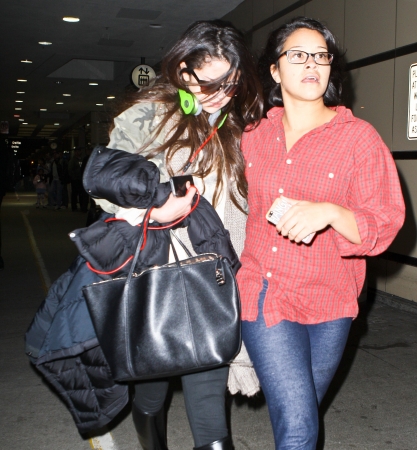 Selena_Gomez_arriving_at_LAX_Airport_010513_46.jpg